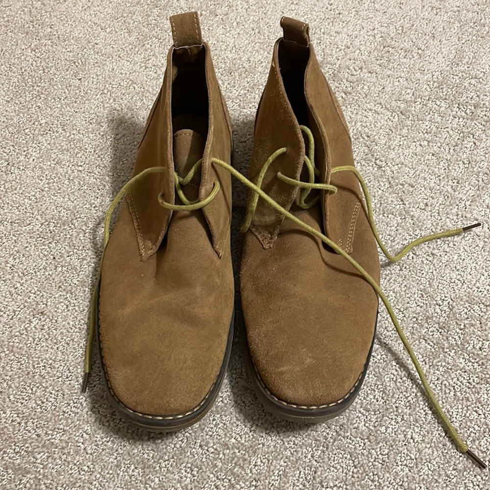 Men’s 9 1/2 Chukka suede shoes in great condition